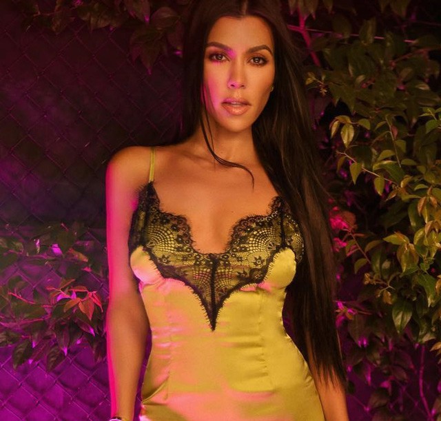 Kourtney Kardashian ritkán csinál ilyet, de most őrült romantikába kezdett!