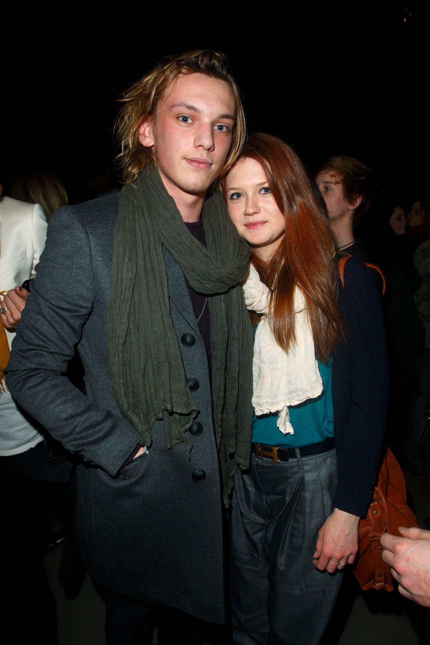 El tudsz képzelni egy olyan alternatív valóságot, amiben Vecna és Ginny Weasley boldogan élnek, amíg meg nem halnak? Pedig Jamie Campbell Bower és Bonnie Wright két éven voltak boldog pár, sőt jegyben is jártak, mielőtt el nem váltak volna útjai 20012-ben a legnagyobb békességben.