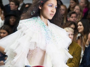 Méltó lezárása a londoni divathétnek az Ashish show