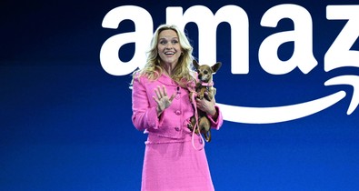 Dobj el mindent! Reese Witherspoon Doktor Szöszinek öltözött, és pont úgy néz ki, mint 20 éve