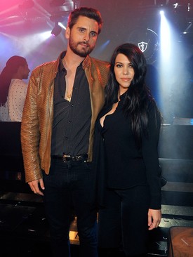 Kourtney Kardashian és Scott Disick: 2015-ös szakításuk után éveken át rendszeresen éltek együtt hosszabb-rövidebb ideig a közös gyermekeik miatt, sőt közös családi nyaralásokra is együtt jártak, mielőtt mindketten új párra leltek.