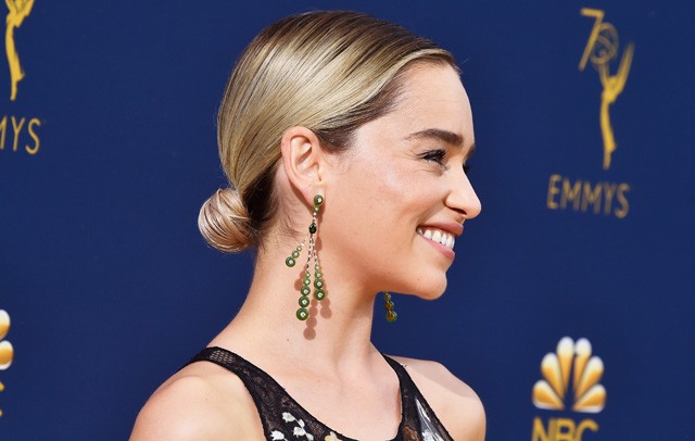 Emilia Clarke ékszere az Emmy vörös szőnyegén