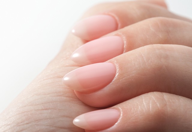 Ez a körömtrend hódít most: olyan mint a no makeup smink, csak manikűrben