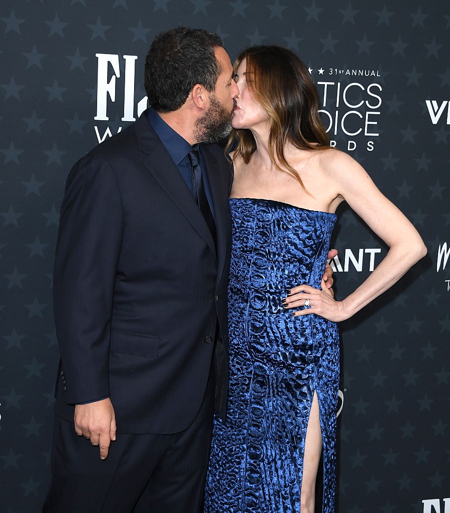 Adam Sandler és felesége, Jackie Sandler még egy csókkal is megpecsételték szerelmüket a Critics Choice Awards vörös szőnyegén. Elképesztő, de már több mint 26 éve imádják egymást.  
