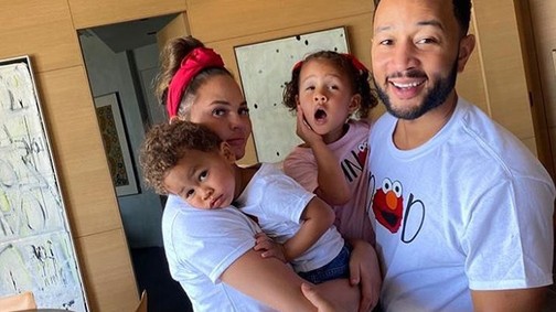 Annyira péntek van, hogy legszívesebben csak azt csinálnánk, amit Chrissy Teigen és John Legend gyerekei