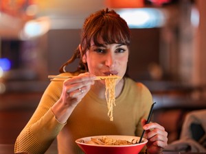 Ez az utolsó jó időpont az evésre lefekvés előtt: nagyon nem mindegy a szakemberek szerint, mikor vacsorázol