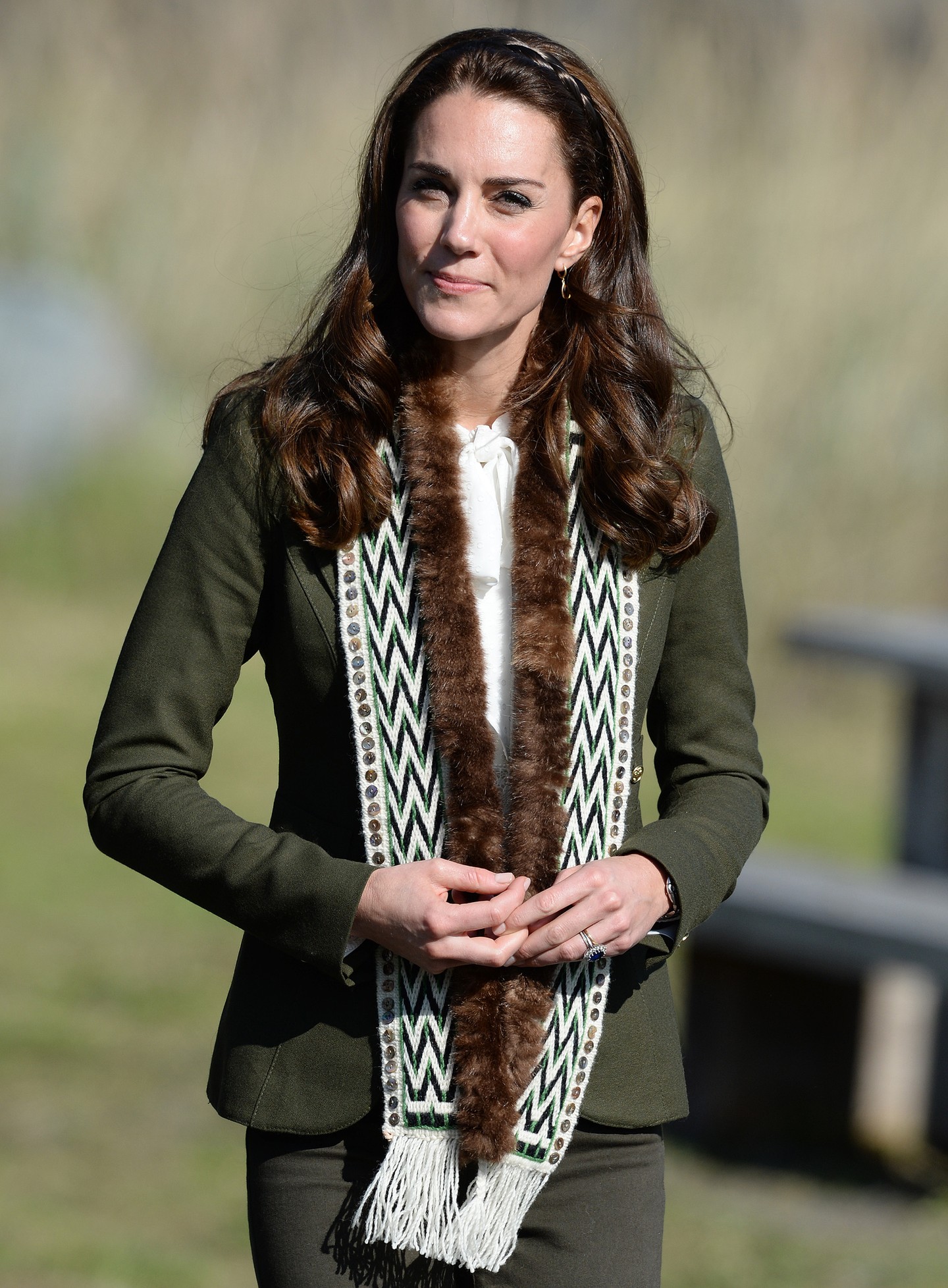 10 évvel ezelőtt ezt a klasszikus royal-stílustól merőben eltérő, bohókás, műhajból készült hajpántot is bevállalta.