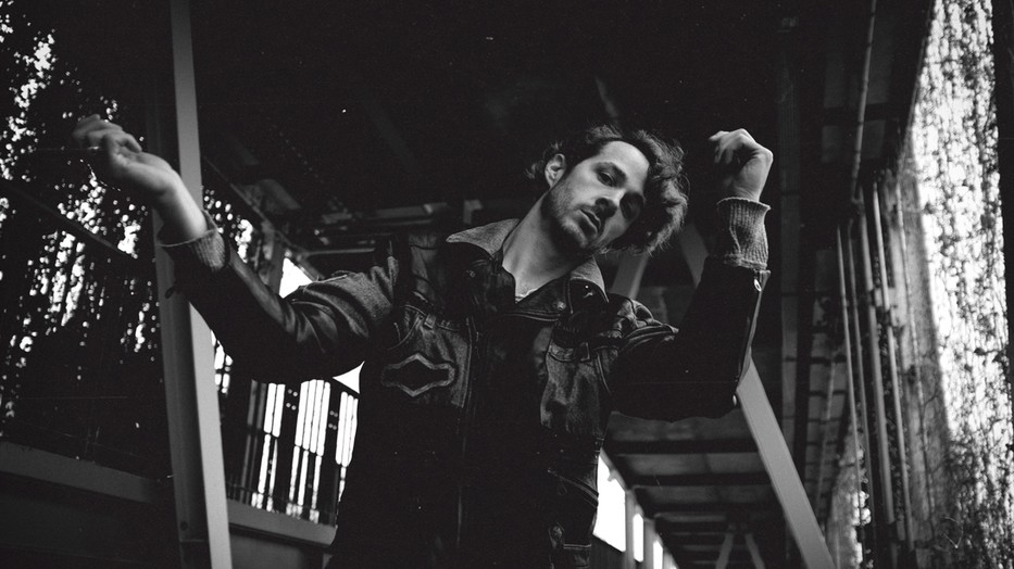 “Semmi mást nem éreztem, csak felszabadultságot” - a várnegyedet táncolja körbe új videoklipjében O’SULLIVAN