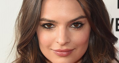 Valaki vegyen már egy tisztességes fürdőruhát Emily Ratajkowskinak, mert nincs neki...