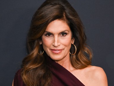 Cindy Crawford és lánya ikrekként pózolnak, alig lehet megkülönböztetni őket, annyira hasonlítanak egymásra