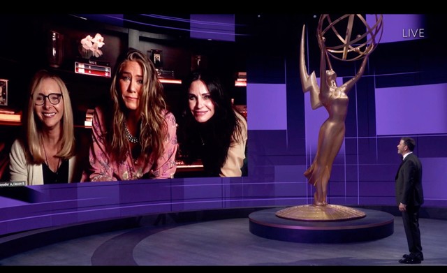 Jennifer Aniston a nappalijából jelentkezett be a Jóbarátok sztárjaival az Emmy-gálán