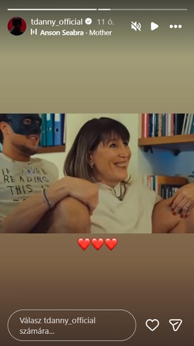 Bár T. Danny ritkán posztol a családjáról, anyák napján kivételt tett. Egy mosolygós fotót mutatott az édesanyjáról. 