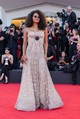 Zazie Beetz egy pánt nélküli Giorgio Armani ruhában pózolt a fotósoknak, amit egy napszemüveggel egészített ki. 