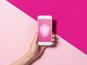 Kémkednek ránk, megfigyelnek bennünket az okos kütyükön keresztül? A szakértő válaszol