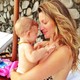 Gisele Bündchen nyaralás közben tündéri kisbabájával.