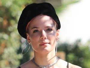Halsey egy szál melltartóban gyászolja kapcsolatát G-Eazy-vel az utcán