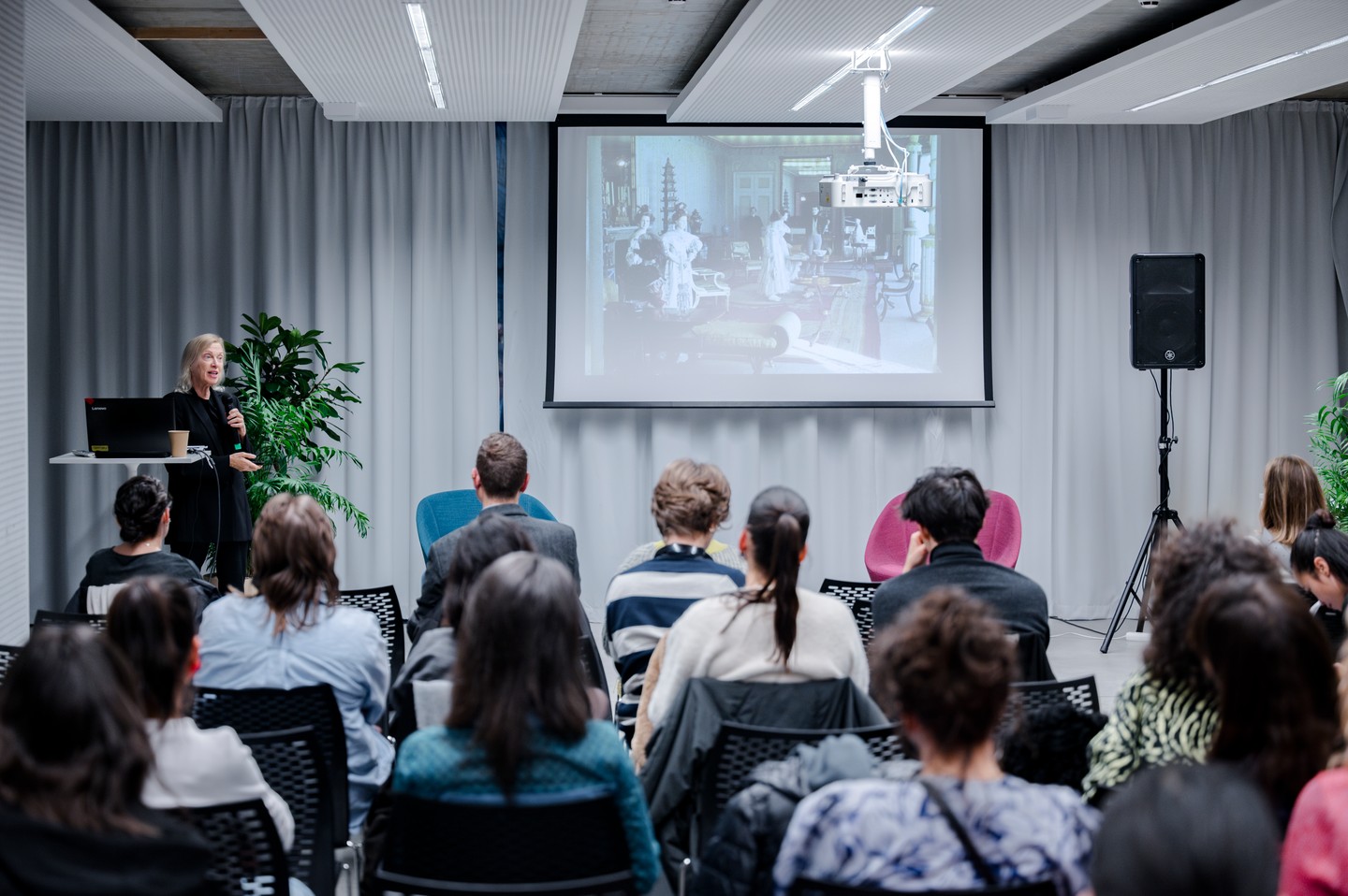 Dr. Valerie Steele a MOME-n tartott előadása közben