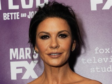 Az ágyban szelfizett smink nélkül a 47 éves Catherine Zeta-Jones
