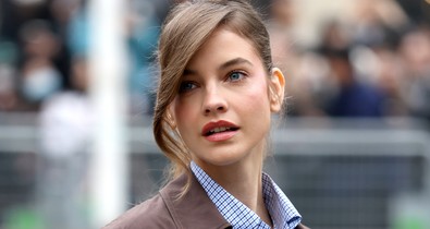 Palvin Barbara megmutatta, hogy a kevesebb néha több: még sosem viselt ilyen visszafogott ruhát