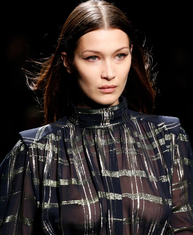 Bella Hadid mellbimbót villant a kifutón