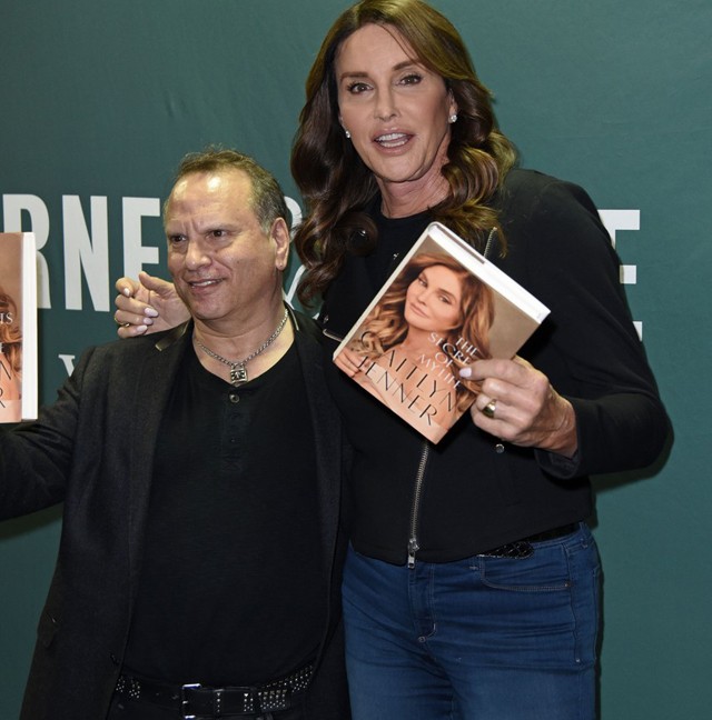 Caitlyn Jenner könyve elkészült, de társszerzője nemi identitászavara előtört