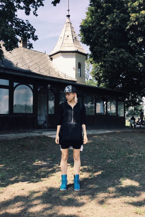 Punnany Massif klipforgatáson ma a sminkes