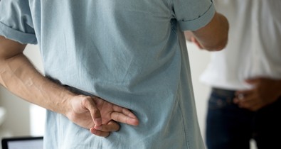 5+1 jel, hogy egy hazuggal randizol