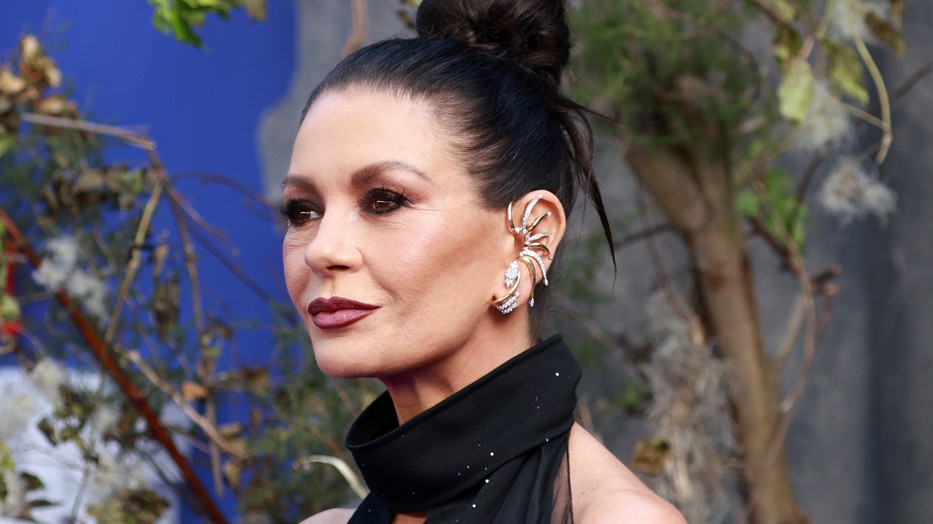 Catherine Zeta-Jones áttetsző fekete ruhája az Emmy-gála egyik legmerészebb szettje volt