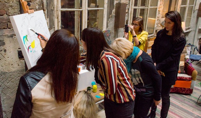 Mezei Ildikó képzőművész segített a kép megfestésében 