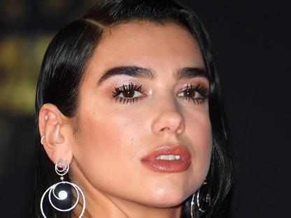Botrány, milyen ízléstelen Dua Lipa szettje