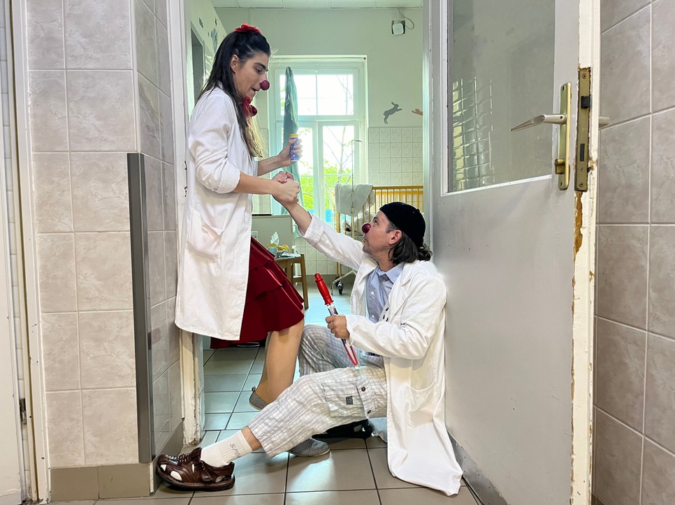 Barnai Lilla és Boros Ádám összeszokott bohócdoktor-páros