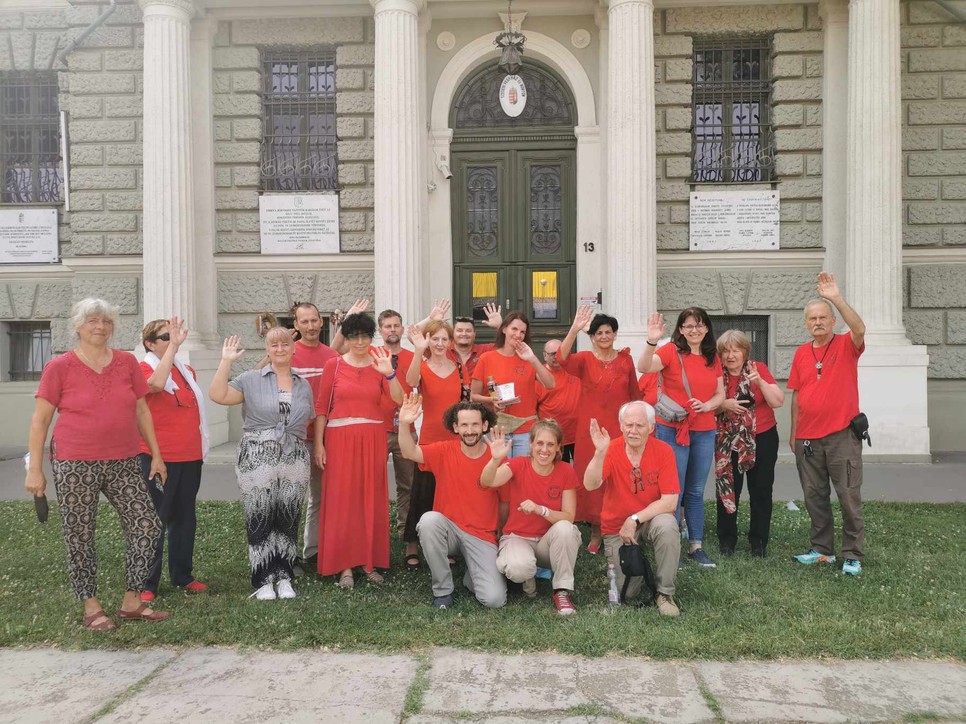 A Mécses Szeretetszolgálat "piros pólós angyalai", alul középen Tarján Gabriella