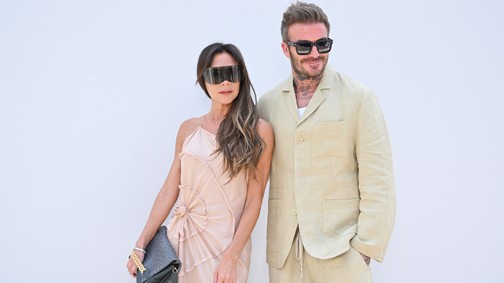 Victoria Beckham meztelenruhában gálázott férje oldalán: David Beckham nem is pózolhatott volna mellette büszkébben