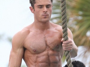 Zac Efron hasizmától leesik az állad!