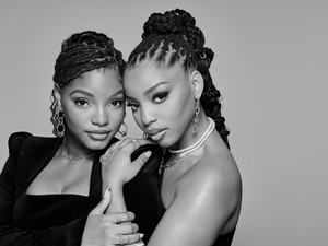 Magyar művész alkotásával újult meg a Pandora üzlete Budapesten