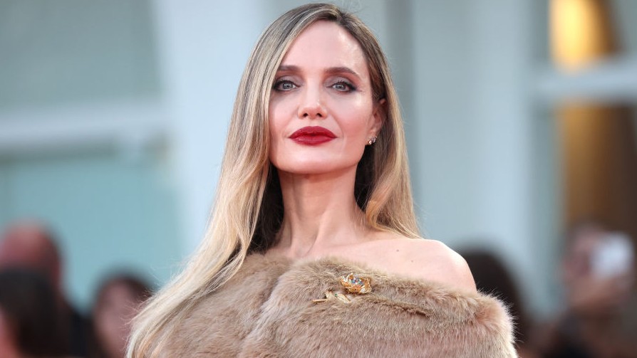 Angelina Jolie is többször fejet hajtott a meztelenruha trendje előtt