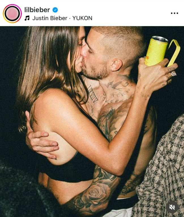 A fotó egyértelmű üzenet: a szerelmespár teljesen odavan egymásért