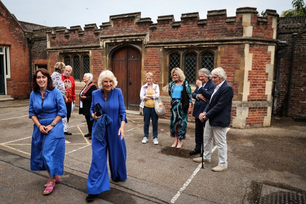 Szintén 2023 júniusában Kamilla királyné egy vibráló kék overált viselt a Queen's Reading Room irodalmi fesztiválon. Bár egyesek szerint Kamilla ezzel a fazonnal és árnyalattal új szintre emelte saját stílusát, a szettje sok kritikát is kapott. Shane Watson divatkritikus a Daily Mail hasábjain kifejtette, hogy a legnagyobb problémát a bő szabás és az intenzív szín kombinációja jelentette. Ő úgy gondolta, Kamillának inkább egy kevésbé harsány, sötétkék darabot kellett volna választania. 
