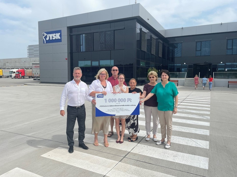 A társadalmi felelősségvállalás nem csupán szlogen a JYSK életében – a nemzetközi vállalat lokális szinten is aktívan keresi azokat a lehetőségeket, ahol kézzelfogható segítséget nyújthat.