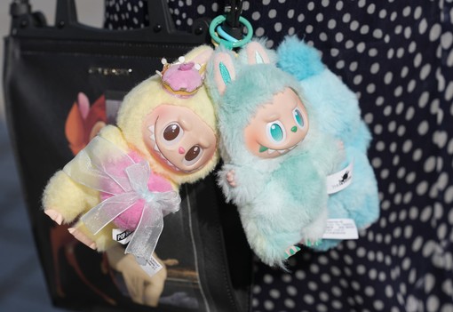 Kiléptünk a komfortzónánkból: a csúnya kiegészítők meghódították 2025-öt