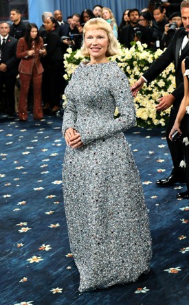 Pamela Anderson másodszor tért vissza a Met-gála vörös szőnyegére, méghozzá egy lenyűgözően feltűnő Tory Burch ruhában