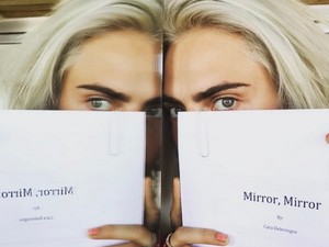 Nem elég a vászon, a kifutó, Cara regényt ír!