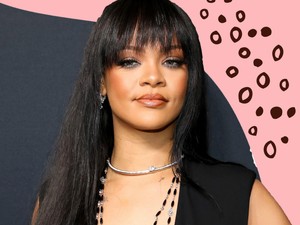 Zöld kabát és sárga kesztyű? Rihanna így dob fel egy egyszerű fekete szettet