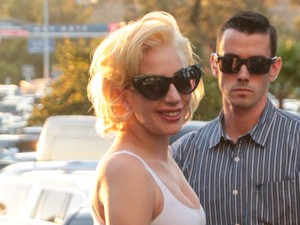 Lady Gaga forrónadrágban szexiskedik az utcán