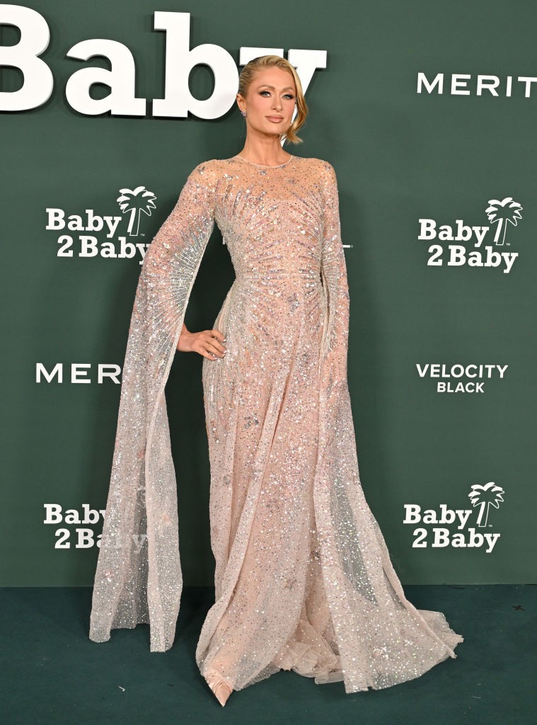 Paris Hilton az este folyamán egy áttetsző, halványrózsaszín, flitteres Georges Hobeika darabban tündökölt.  