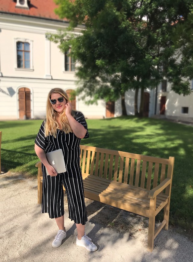 Kozma Rita csíkos overálja bárkinek jól áll