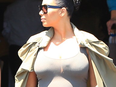 Igen, ott van Kim Kardashian cuki pocakja!