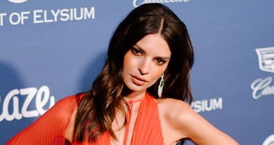 Meg sem lepődünk: Emily Ratajkowski átlátszó piros ruhában lépett a vörös szőnyegre