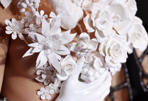 Sydney Sweeney melleit csak néhány aprócska virág takarta a vörös szőnyegen