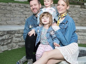 A színésznő kisfia rózsaszín ruhácskában jelent meg a vörös szőnyegen, a legtöbben imádják érte!